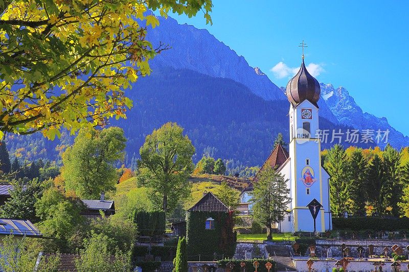 巴洛克教堂在Grainau阿尔卑斯村庄与Zugspitze, Waxenstein和Alpspitze景观-戏剧性的风景在巴伐利亚阿尔卑斯山，德国-雄伟的高山景观在金色的秋天，戏剧性的雪山-加米施，巴伐利亚，德国